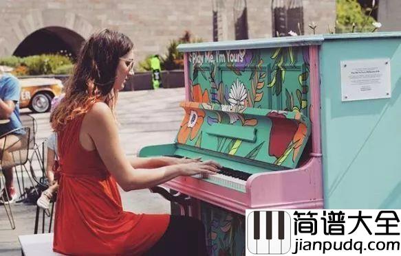 他半夜在街头随意放了21架“共享钢琴”,天亮后神奇的事情发生了...