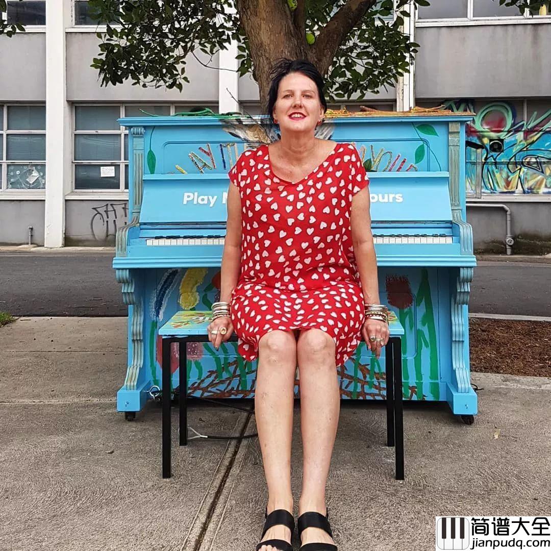 他半夜在街头随意放了21架“共享钢琴”,天亮后神奇的事情发生了...