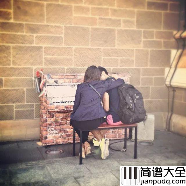 他半夜在街头随意放了21架“共享钢琴”,天亮后神奇的事情发生了...