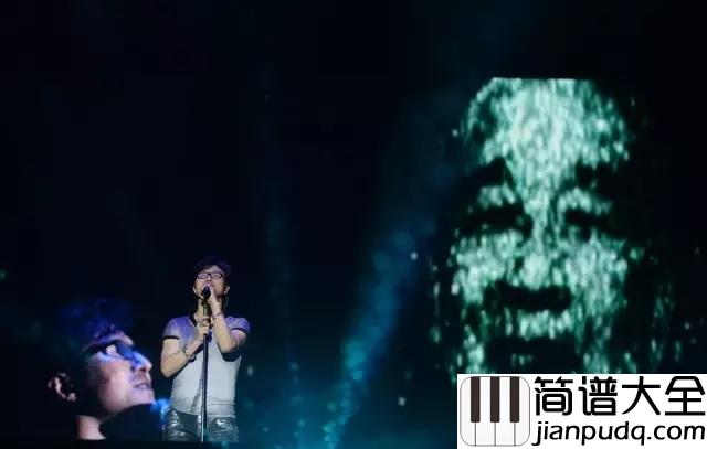 在雨中吉他谱_汪峰_像从前那样的紧紧相拥